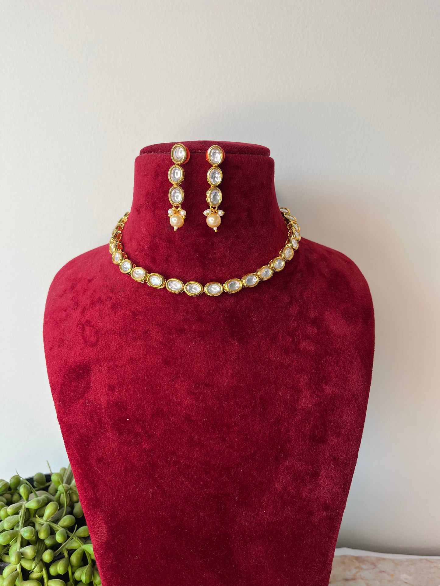 Sleek kundan neckline