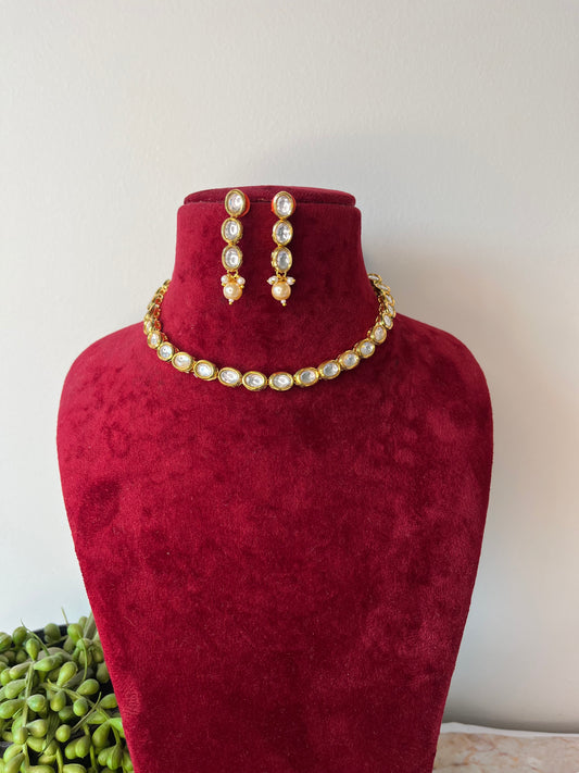 Sleek kundan neckline
